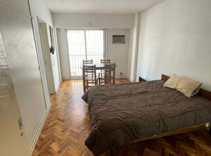 Monoambiente AMOBLADO al contrafrente con balcón francés 1