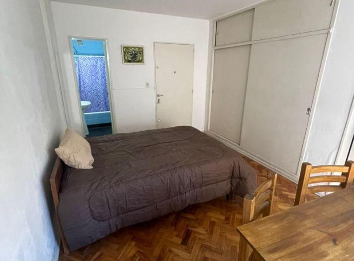 Monoambiente AMOBLADO al contrafrente con balcón francés 4