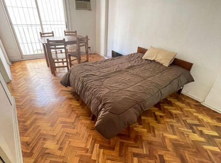 Monoambiente AMOBLADO al contrafrente con balcón francés 2
