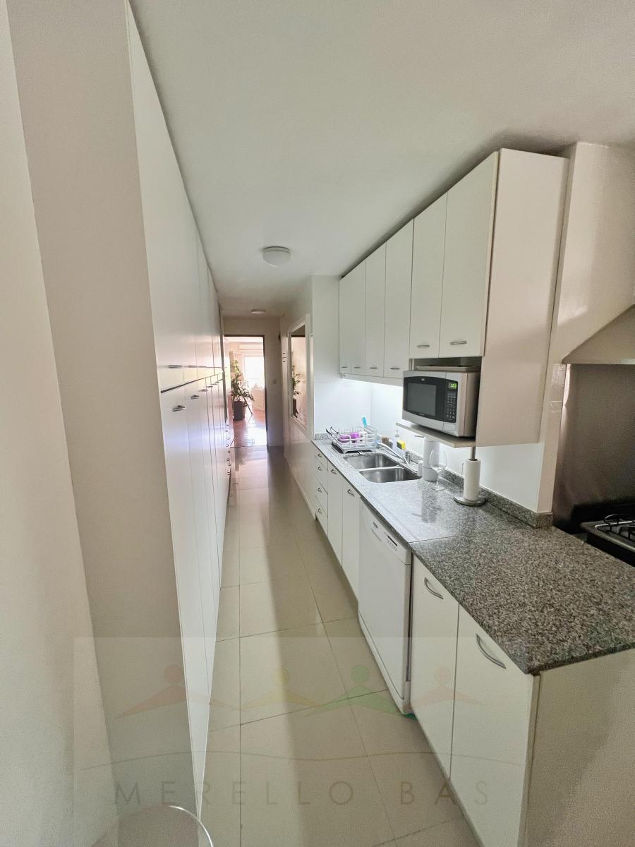 Piso Impecable Refaccionado con Cochera y Baulera en Exclusiva Zona de Recoleta 2
