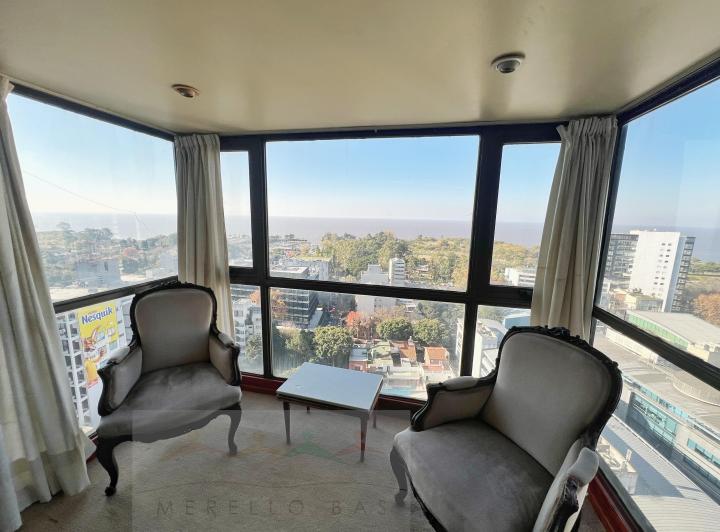 Con vista panorámica al río, piso altísimo a reciclar con cochera y baulera