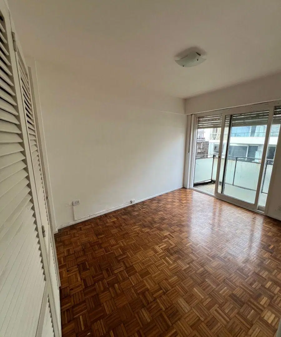 APTO PROFESIONAL, SUPER LUMINOSO PISO ALTO CON BALCÓN 1