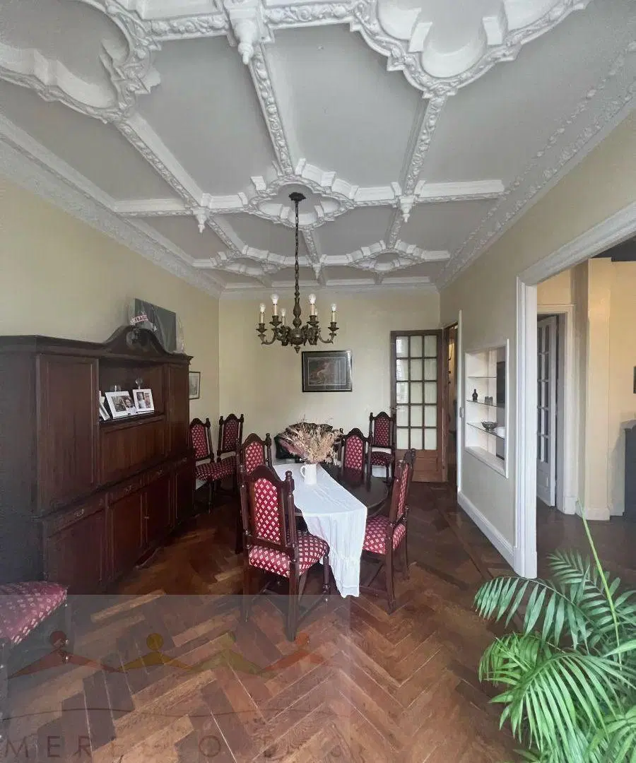 Piso de época con vistas a las cúpulas de Buenos Aires | 131 m² | 3 dormitorios + dependencia 5