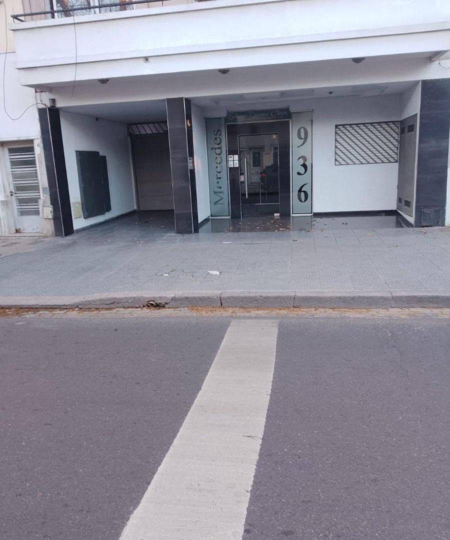 Foto de Cochera de 16 m² en alquiler en Floresta. Portón levadizo automatizado, imagen 3