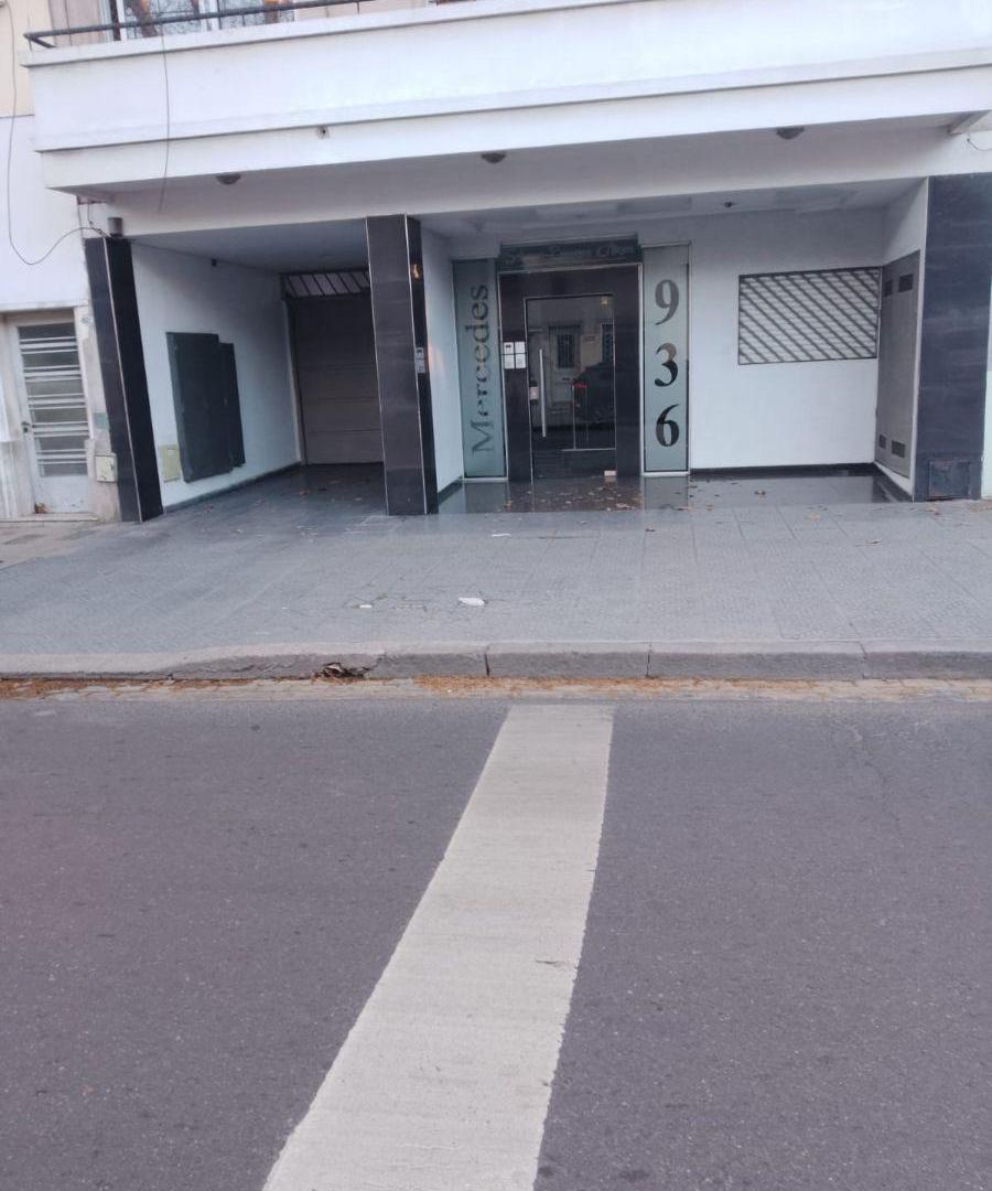 Foto de Cochera de 16 m² en alquiler en Floresta. Portón levadizo automatizado, imagen 2