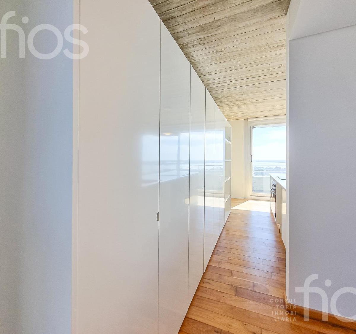 Venta Semipiso de Tres Dorm. con Terraza, Balcón y Amenities en Arroyito 2