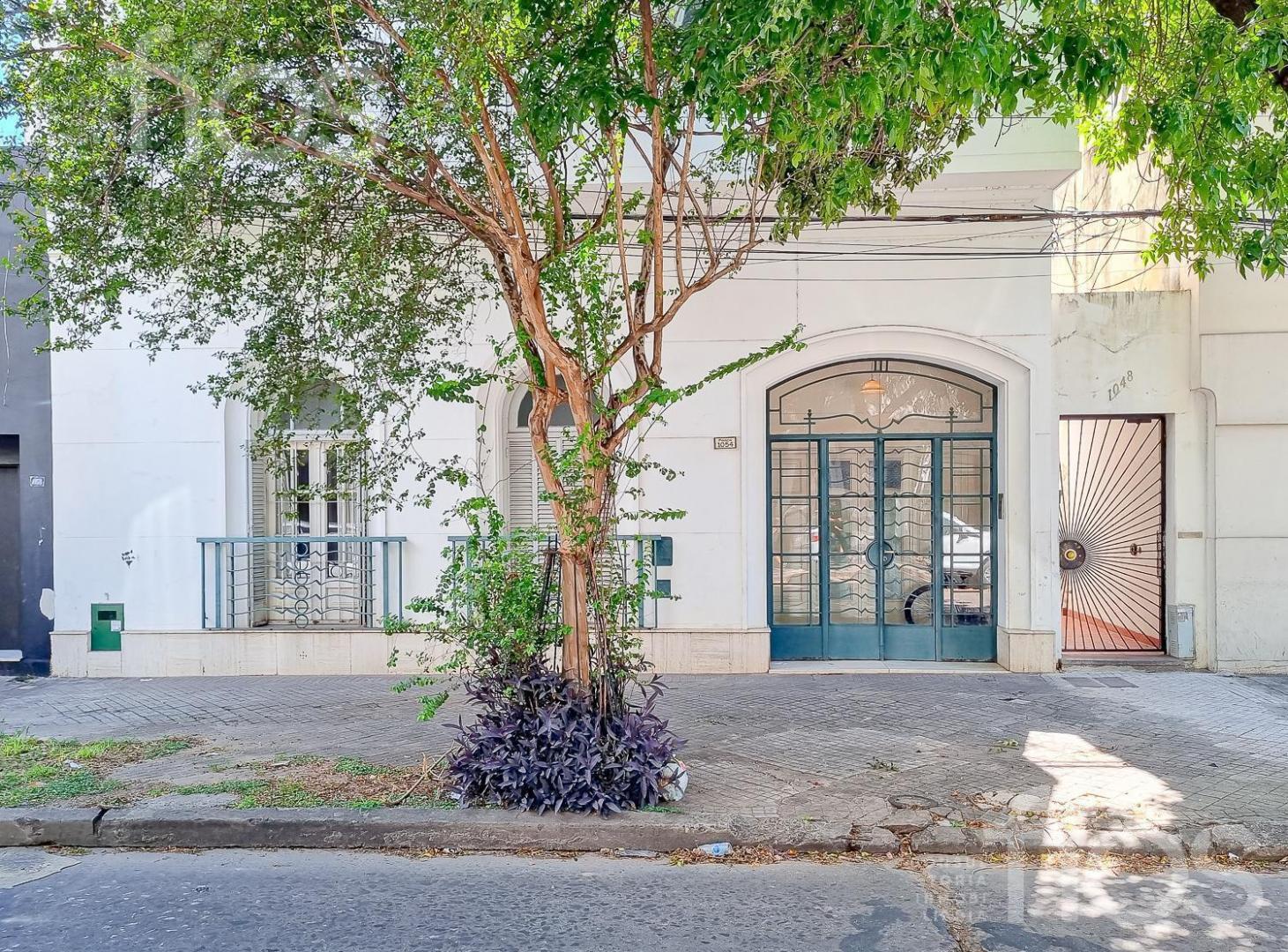 VENTA CASA DE CINCO DORMITORIOS CON QUINCHO, TERRAZA Y COCHERA EN ABASTO