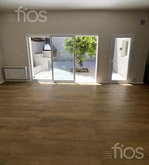 VENTA CASA RECICLADA DE TRES DORMITORIOS CON TERRAZA Y PATIO EN LOURDES 1