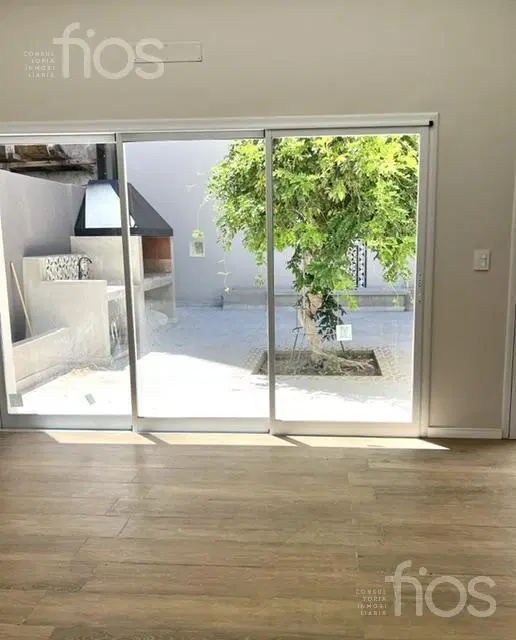 VENTA CASA RECICLADA DE TRES DORMITORIOS CON TERRAZA Y PATIO EN LOURDES 4