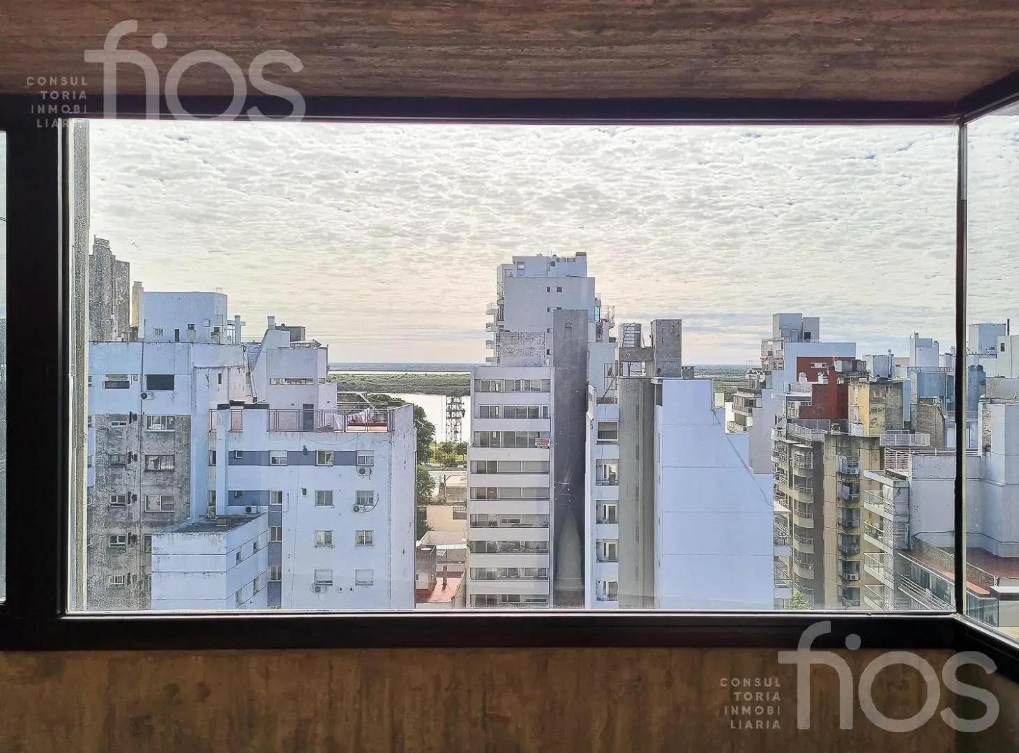SEMIPISO DE 3 AMBIENTES AL FRENTE CON BALCÓN CON VISTA AL RIO, AMENITIES Y COCHERA EN  ROSARIO 2