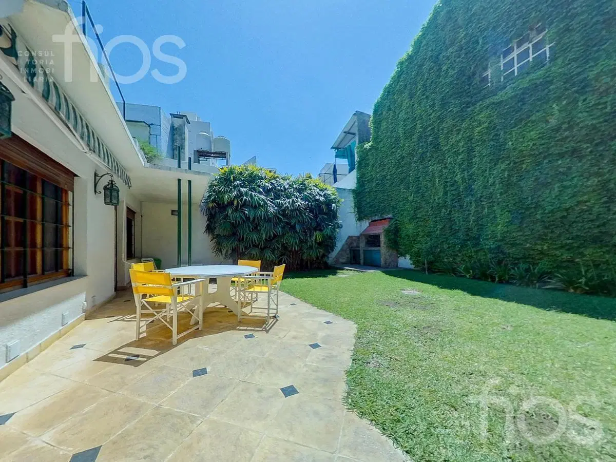 VENTA CASA DE CUATRO DORMITORIOS CON JARDIN Y COCHERA EN ABASTO 8