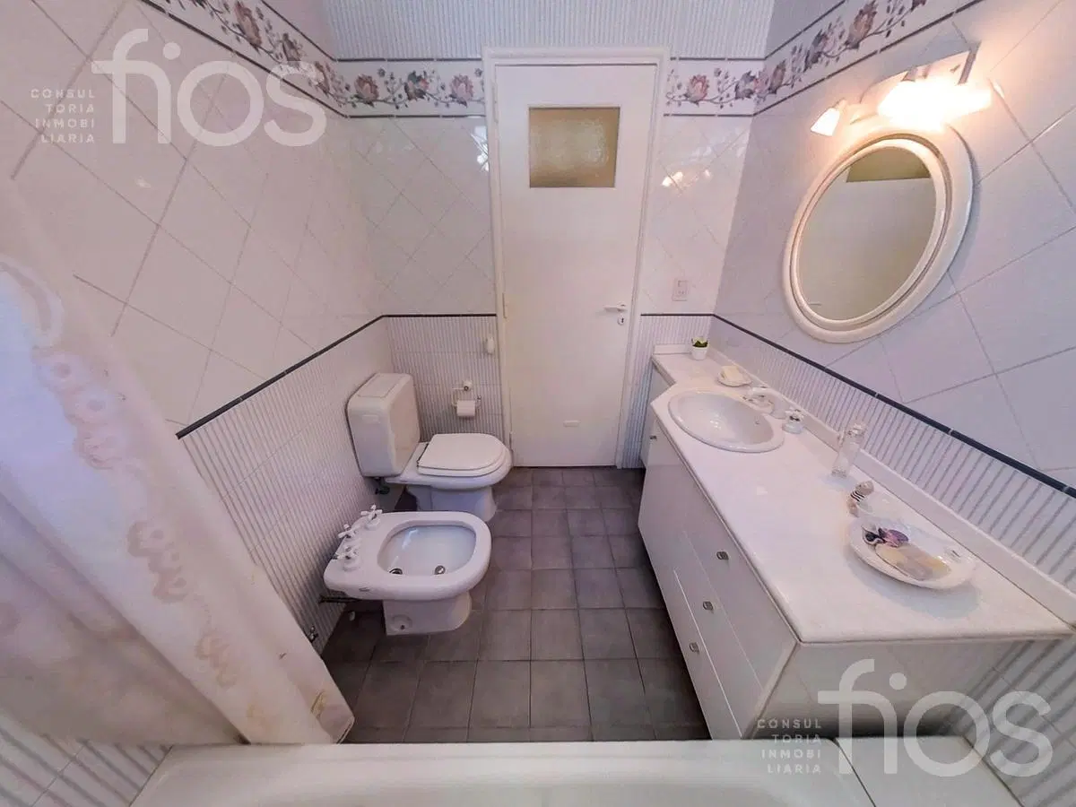 VENTA CASA DE CUATRO DORMITORIOS CON JARDIN Y COCHERA EN ABASTO 4