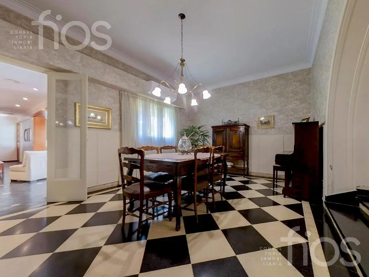 VENTA CASA DE CUATRO DORMITORIOS CON JARDIN Y COCHERA EN ABASTO 5