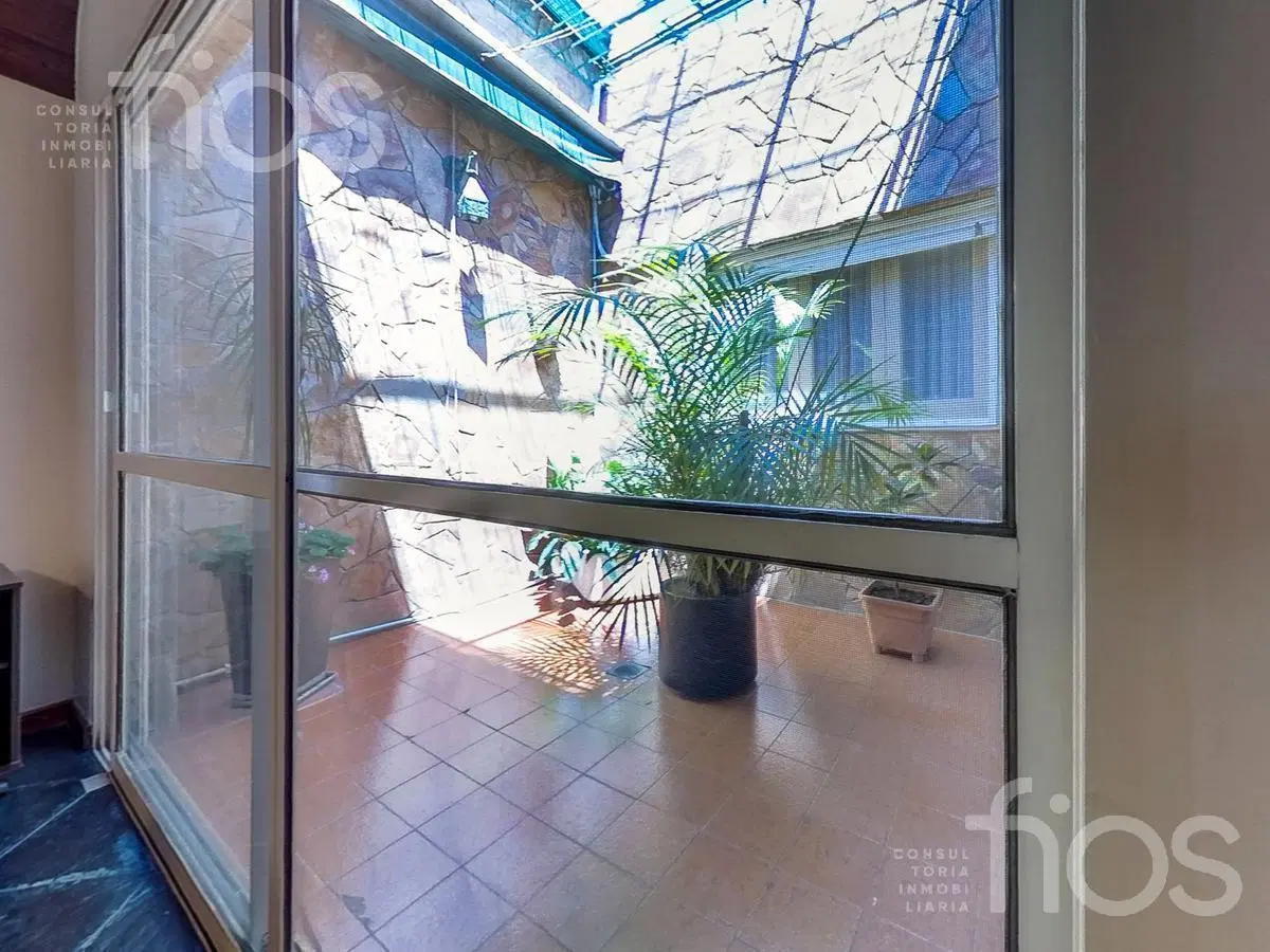 VENTA CASA DE CUATRO DORMITORIOS CON JARDIN Y COCHERA EN ABASTO 3