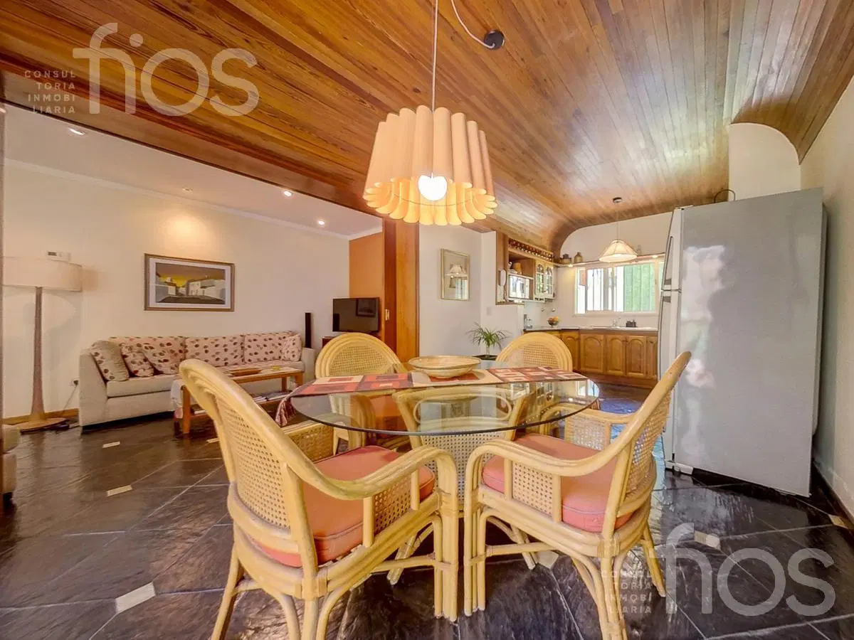 VENTA CASA DE CUATRO DORMITORIOS CON JARDIN Y COCHERA EN ABASTO 1