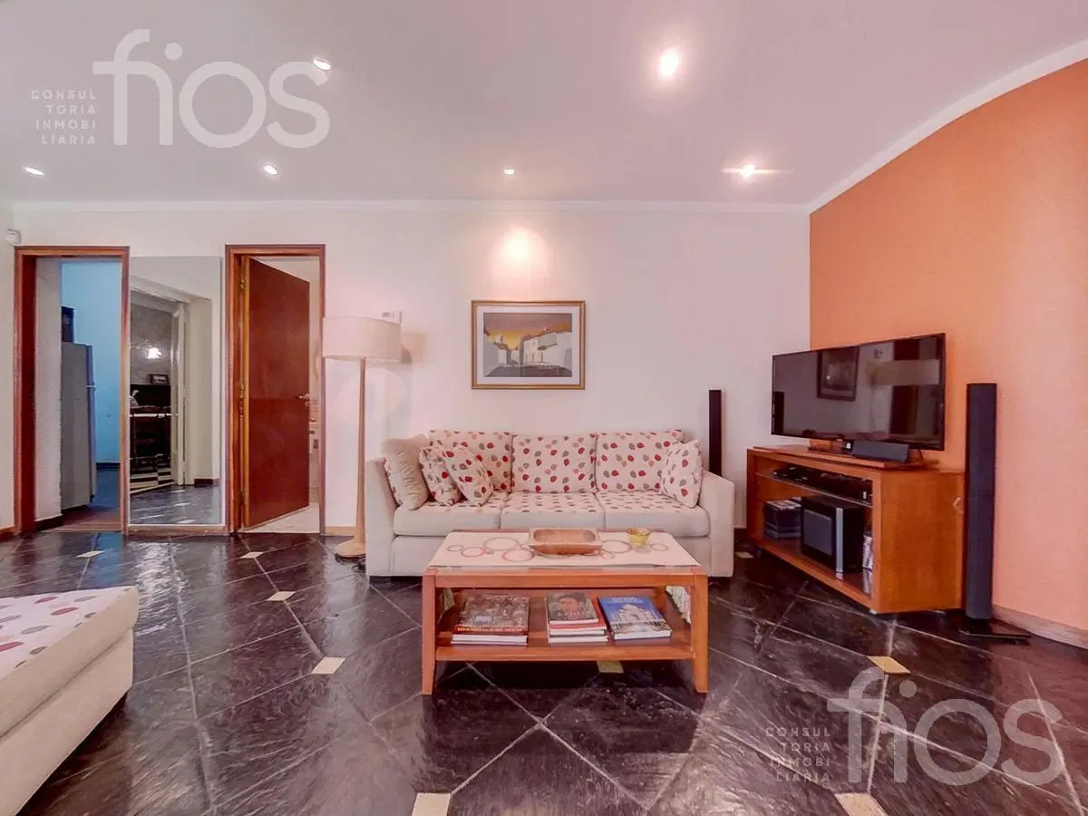 VENTA CASA DE CUATRO DORMITORIOS CON JARDIN Y COCHERA EN ABASTO 2