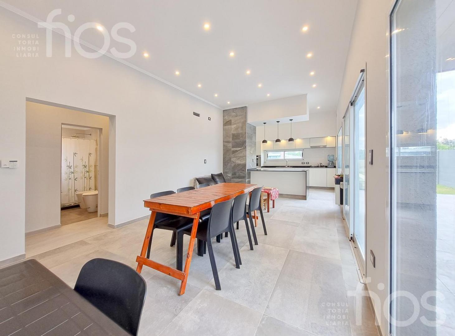 Foto de VENTA CASA A ESTRENAR DE DOS DORMITORIOS CON PILETA Y COCHERA EN DON MATEO, imagen 3
