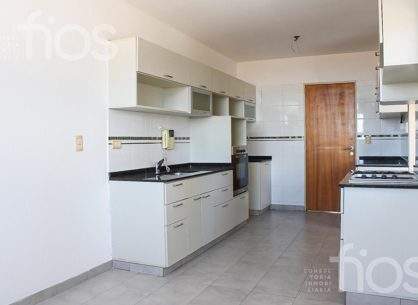 Foto de VENTA DEPARTAMENTO DE 3 DORMITORIOS CON VISTAS AL RIO, COCHERAS Y, imagen 2