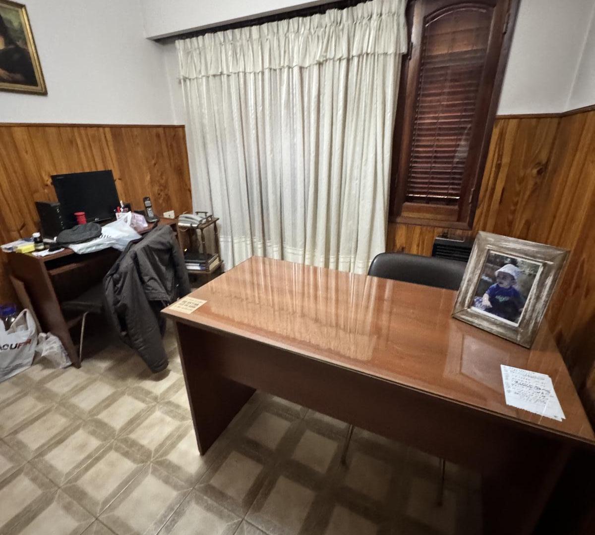 Foto de VENTA CASA DE CUATRO DORMITORIOS CON JARDIN Y COCHERA DOBLE EN ABASTO, imagen 1