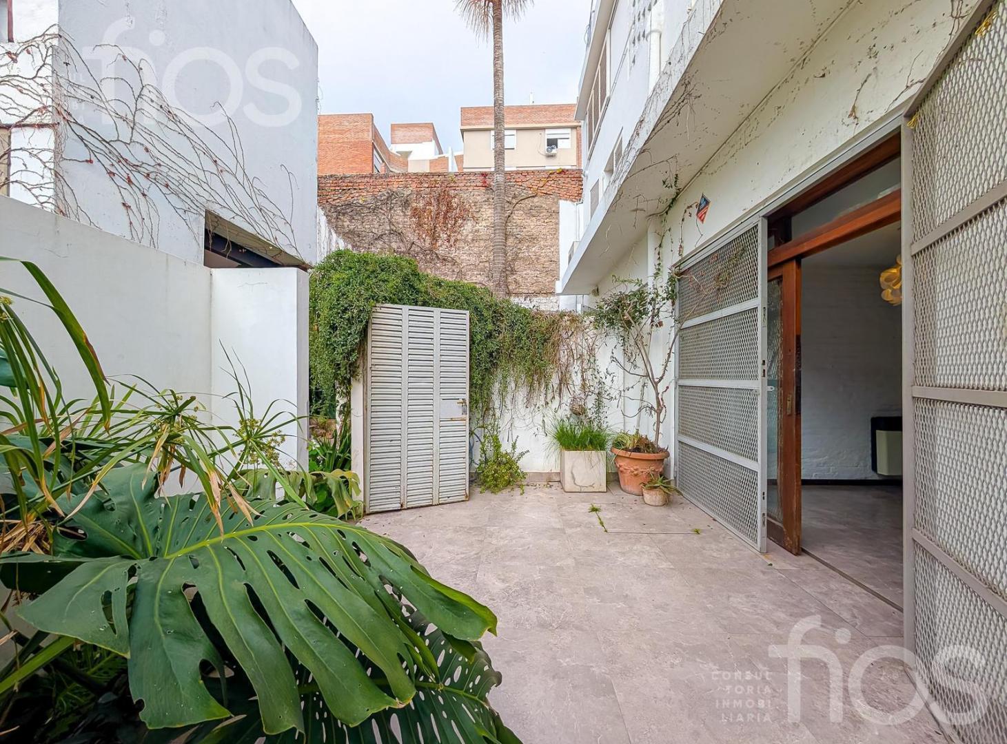 Foto de VENTA CASA DE PASIILLO TRIPLEX RECICLADA DE DOS DORMITORIOS CON PATIO, imagen 3