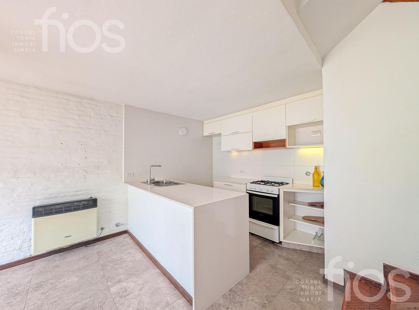 Foto de VENTA CASA DE PASIILLO TRIPLEX RECICLADA DE DOS DORMITORIOS CON PATIO, imagen 4