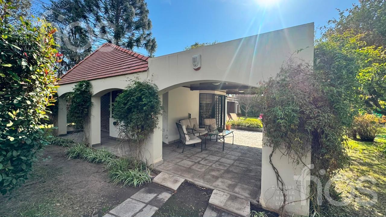 Foto de VENTA CASA 1 DORMITORIO CON PARQUE, PILETA Y QUINCHO EN FUNES, imagen 2