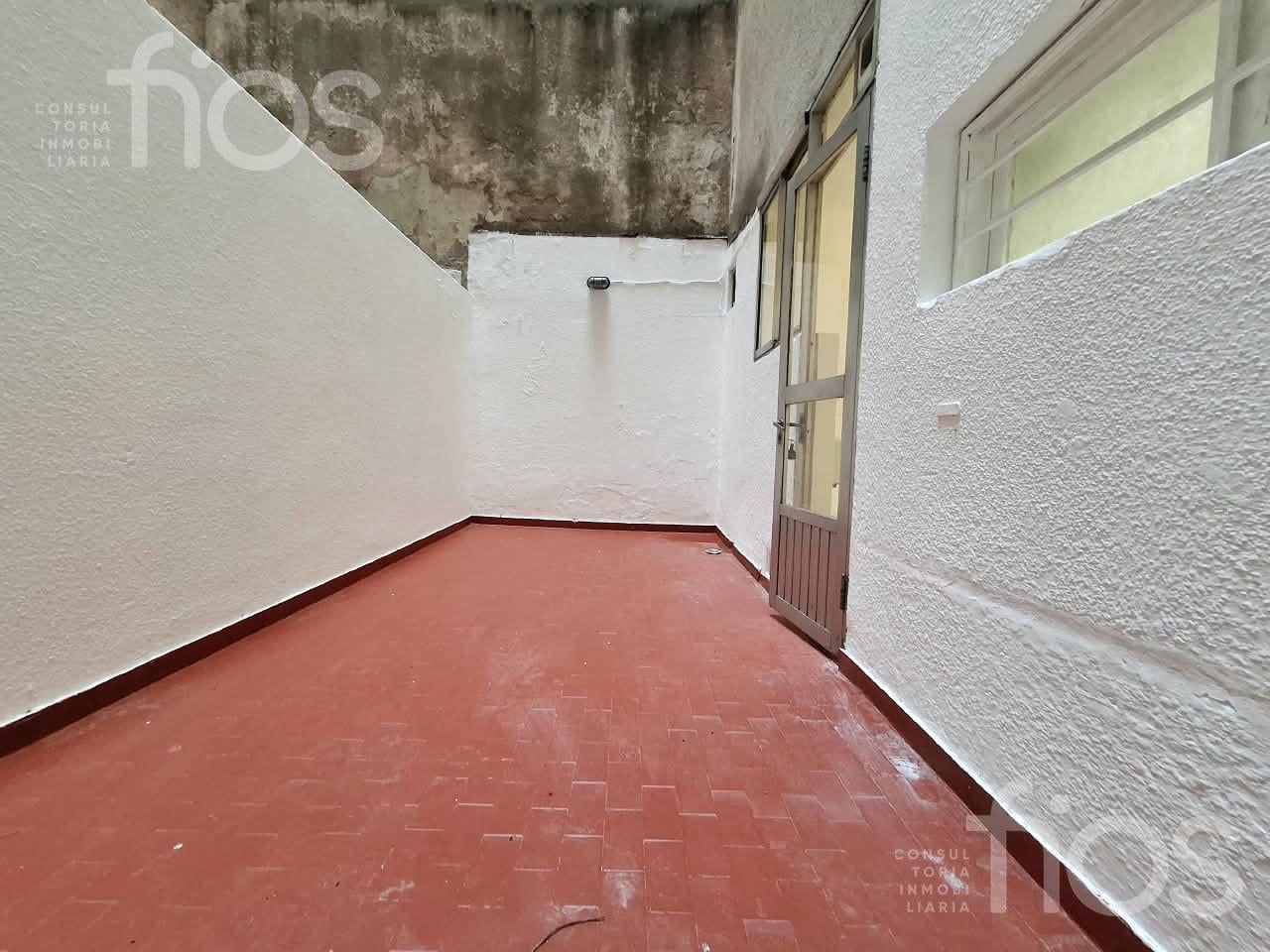 Foto de VENTA DEPARTAMENTO DE 2 DORMITORIOS CON BALCON Y PATIO EN BARRIO CENTRO, imagen 3