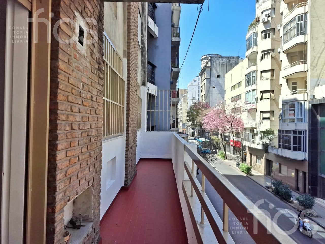 Foto de VENTA DEPARTAMENTO DE 2 DORMITORIOS CON BALCON Y PATIO EN BARRIO CENTRO, imagen 2
