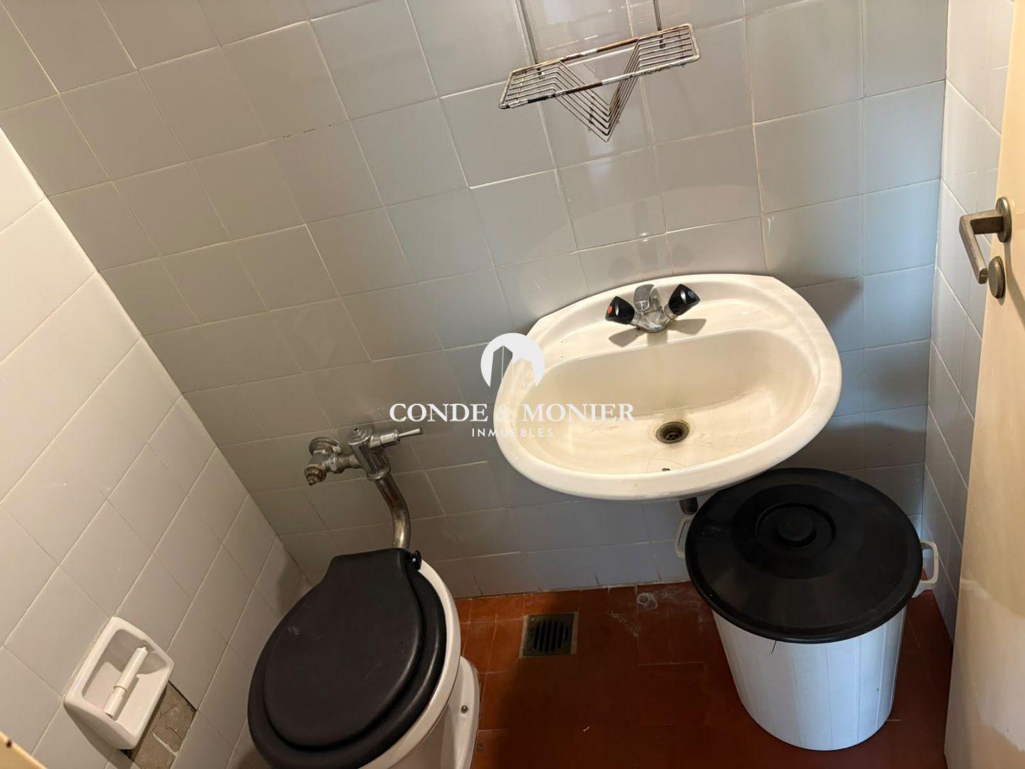 San Telmo, Alquiler, oficina con despacho privado y 2 baños.