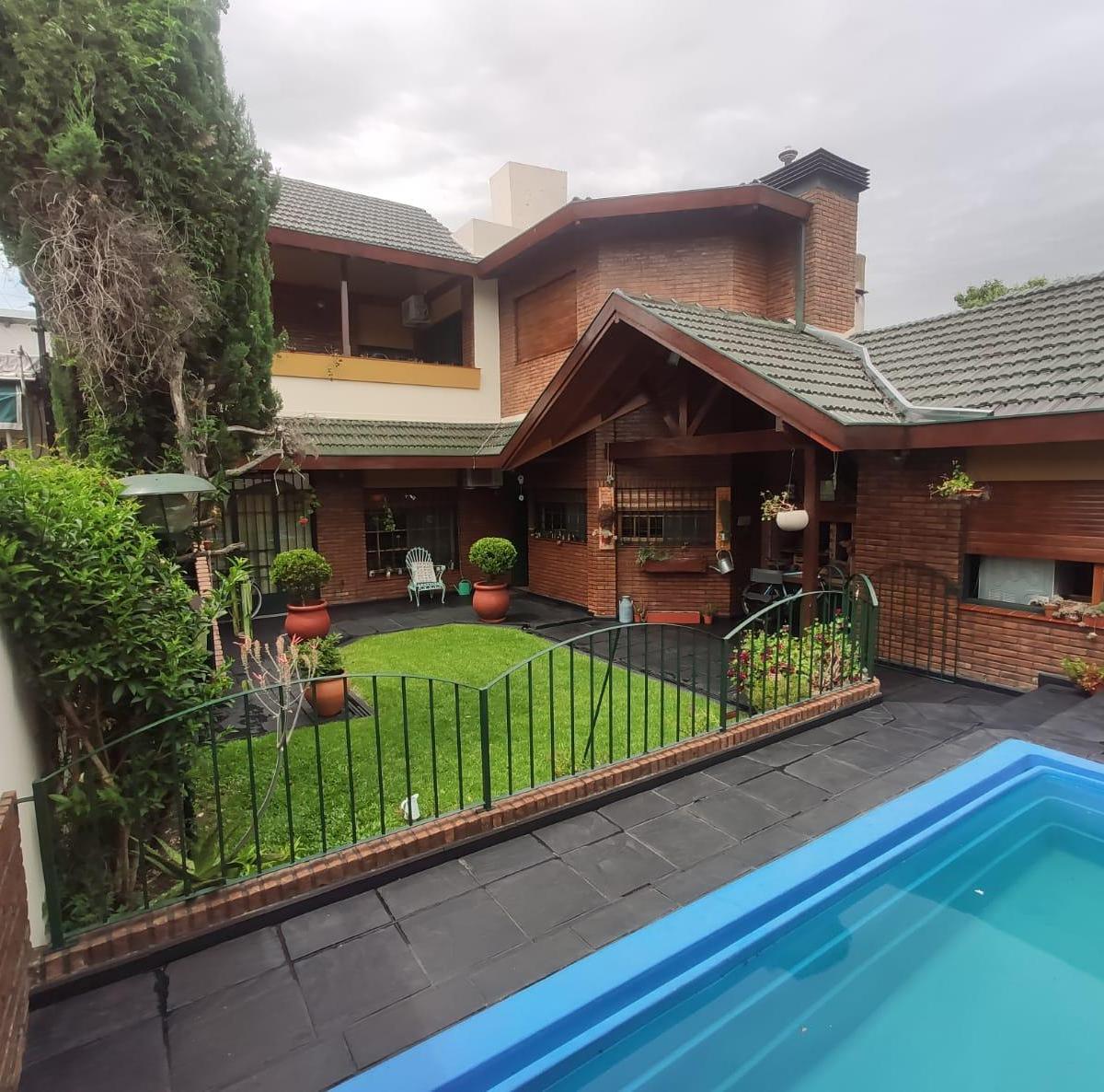 Hermoso Chalet en Venta - Morón 3
