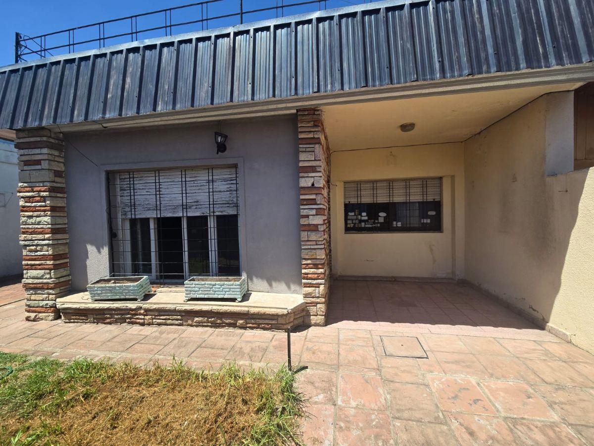 VENTA DE CASA + GALPON + LOCAL. MORON. 2 LOTES UNIFICADOS