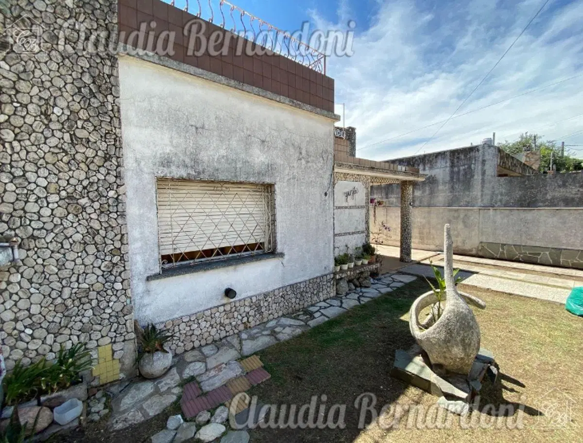 Casa con 2 dormitorios de 210 m² en venta, Morón 4