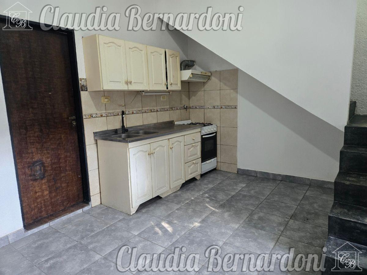Foto de PH de 60 m² con 2 Dormitorios y Cochera en Alquiler en Castelar, imagen 3