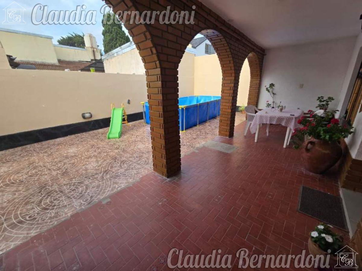 Foto de PH de 160 m² 4 Ambientes con Patio y Jardin en Venta en Castelar, imagen 1