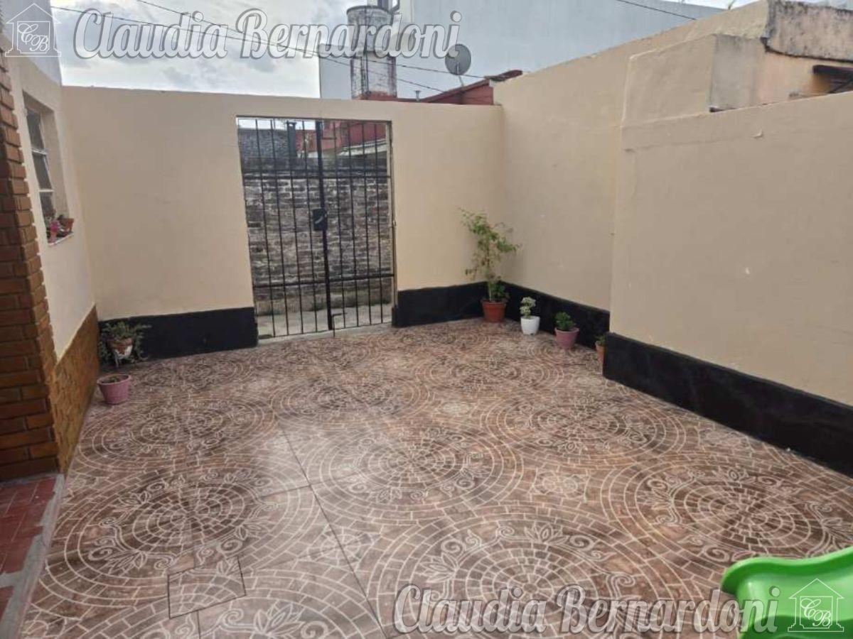 Foto de PH de 160 m² 4 Ambientes con Patio y Jardin en Venta en Castelar, imagen 3
