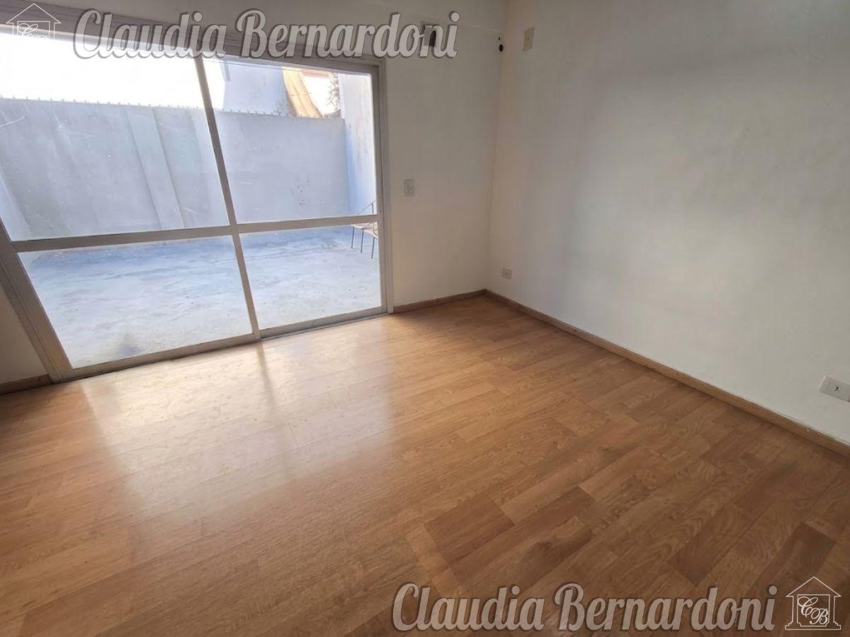 Foto de Monoambiente de 30 m² con Patio en venta en Morón, imagen 5