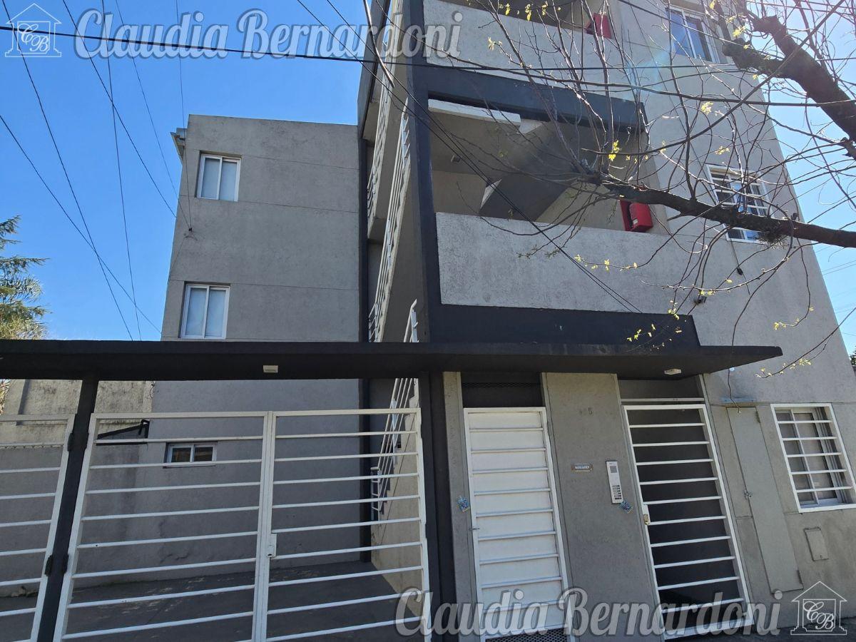 Foto de Monoambiente de 30 m² con Patio en venta en Morón, imagen 1