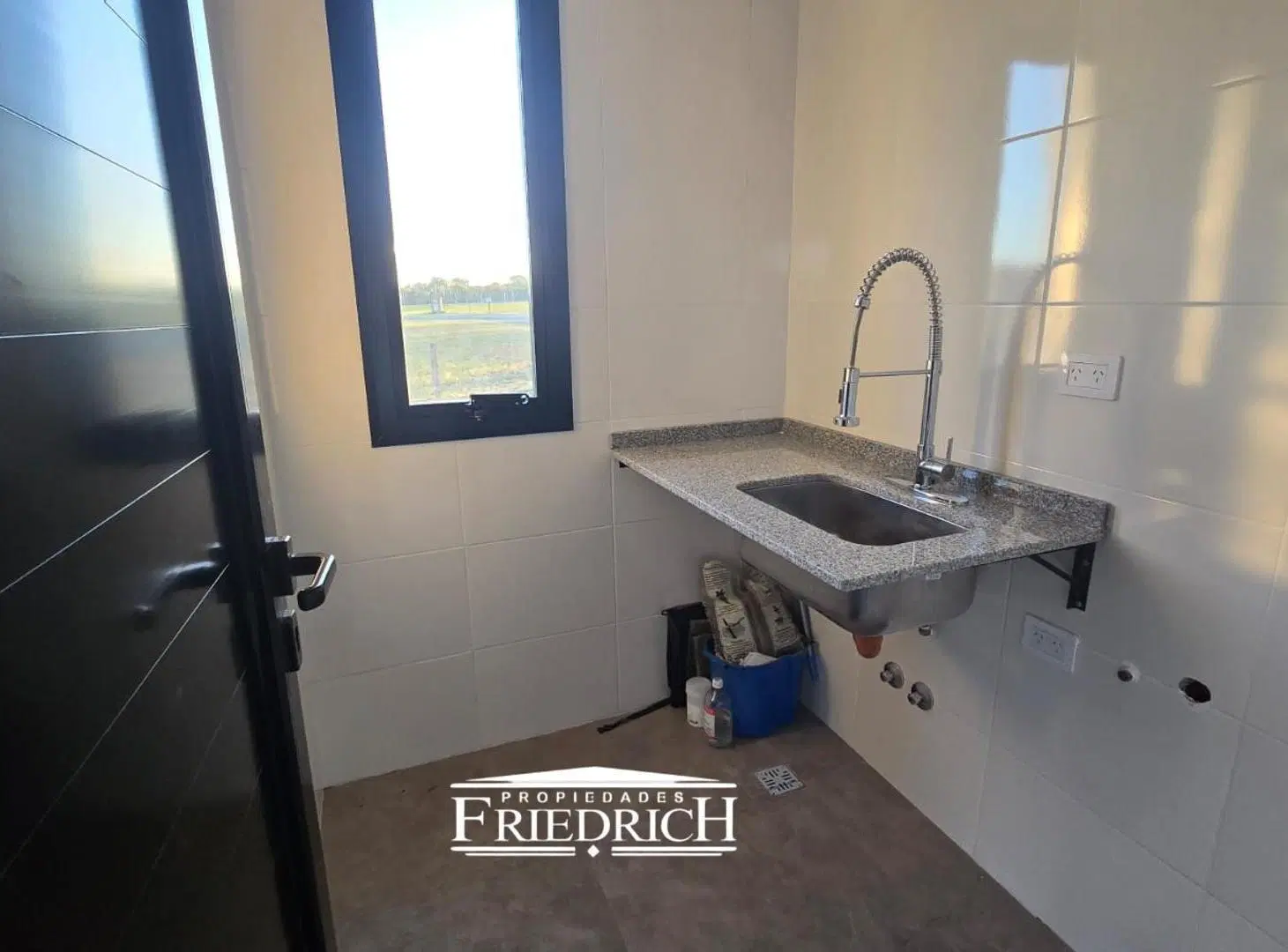 CASA EN VENTA LOS JUNCOS LUJAN 8