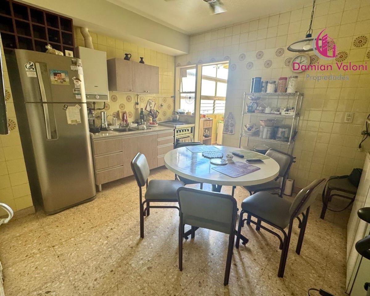 5 Ambientes con Balcon y Cochera 1