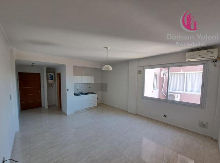MONOAMBIENTE MUY LUMINOSO, CON A°A°. EDIFICIO CON LAUNDRY Y PARRILLA 4