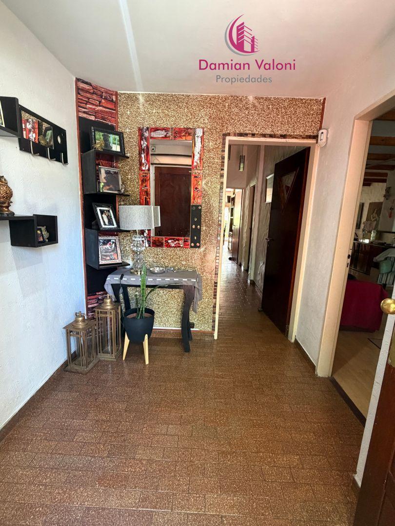 Foto de VENTA EXCELENTE CASA 4 AMBIENTES, GARAGE, JARDIN , QUINCHO Y PARRILLA, imagen 3