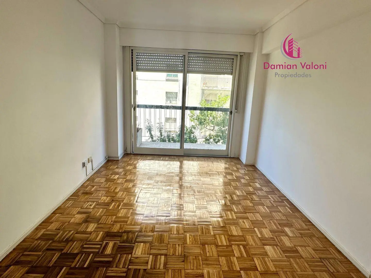 DEPARTAMENTO DE 2 AMBIENTES, AL FRENTE CON BALCÓN, EN EXCELENTE UBICACIÓN. 2