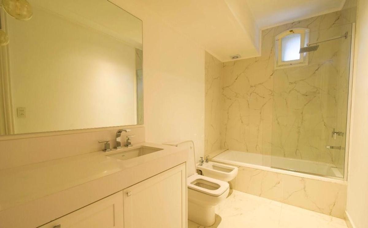 Excelente Departamento Antiguo con Jardín Propio - Palermo Chico 4