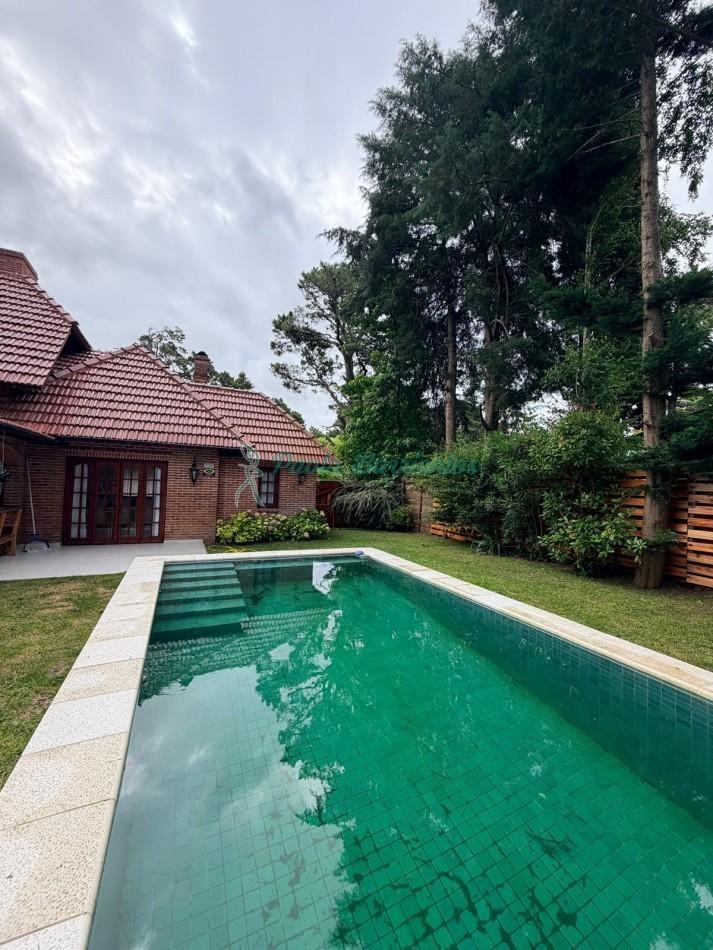 Alquilo casa con pileta en Pinamar zona centro Pinguinos 399