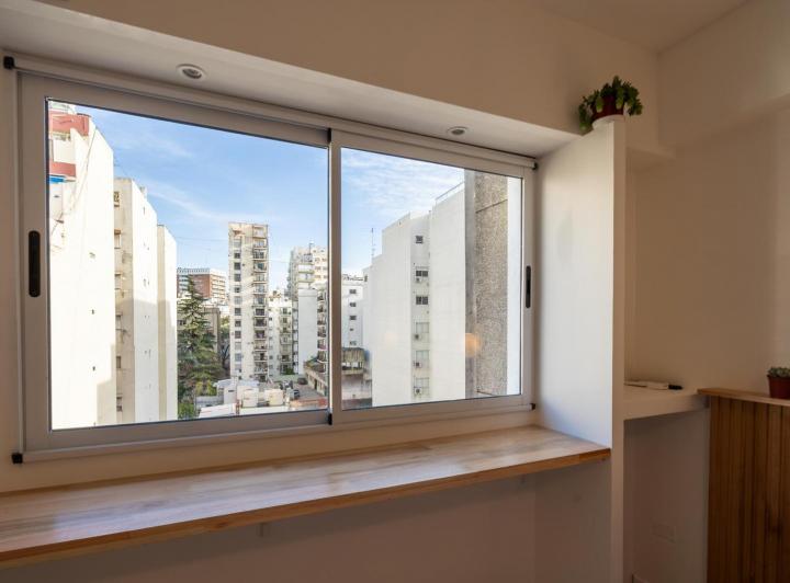 Monoambiente al frente piso alto en Boulevard Cerviño 5