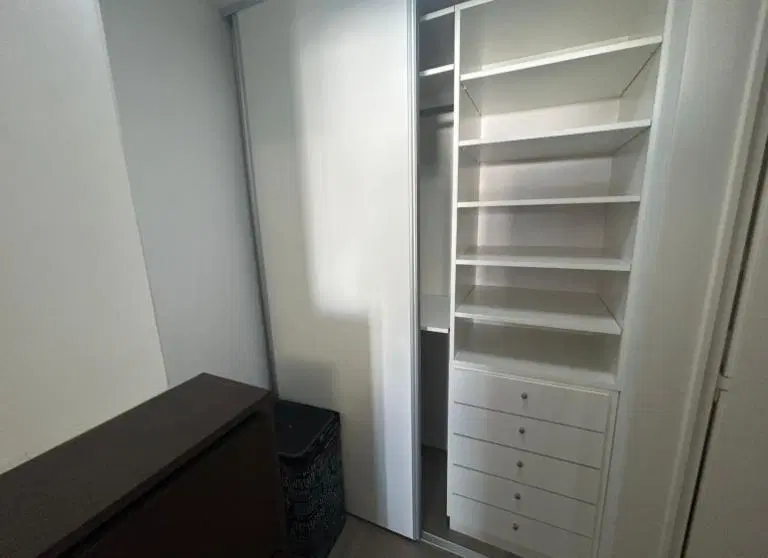 ALQUILER AMBIENTE AMOBLADO CON BALCON PARQUE CHAS 3