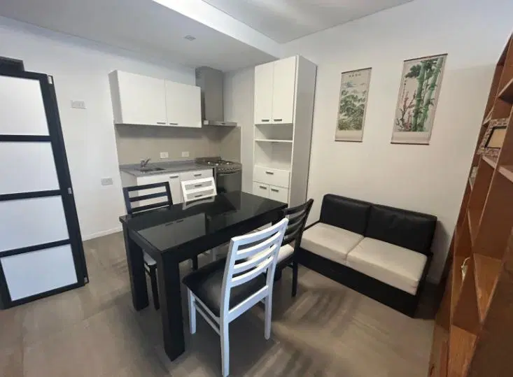 ALQUILER AMBIENTE AMOBLADO CON BALCON PARQUE CHAS 5
