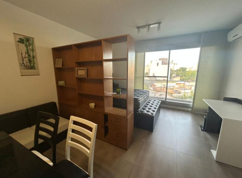 ALQUILER AMBIENTE AMOBLADO CON BALCON PARQUE CHAS
