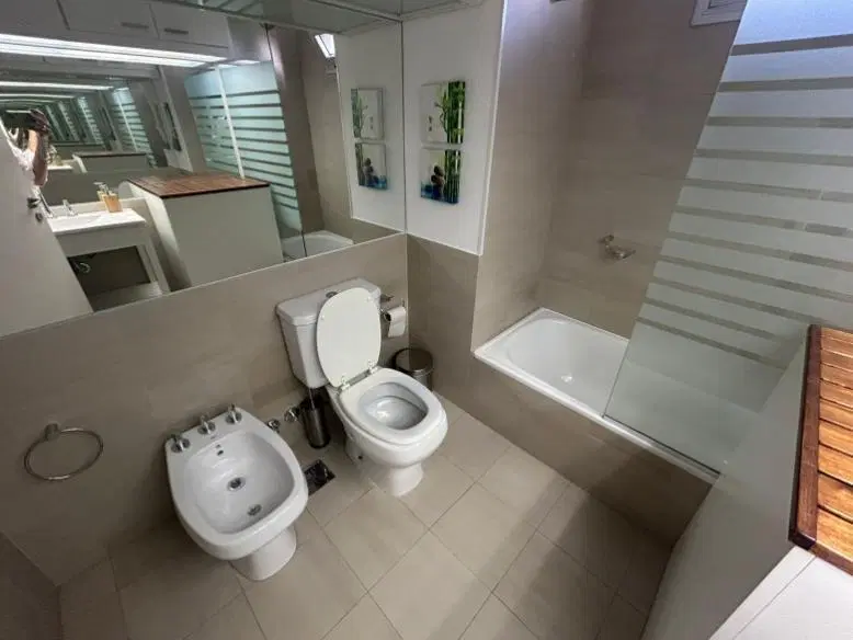 ALQUILER AMBIENTE AMOBLADO CON BALCON PARQUE CHAS 5