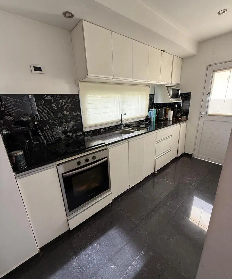 VENTA CASA DE UN DORMITORIO CON AMPLIO JARDIN EN LOS HORNOS 3